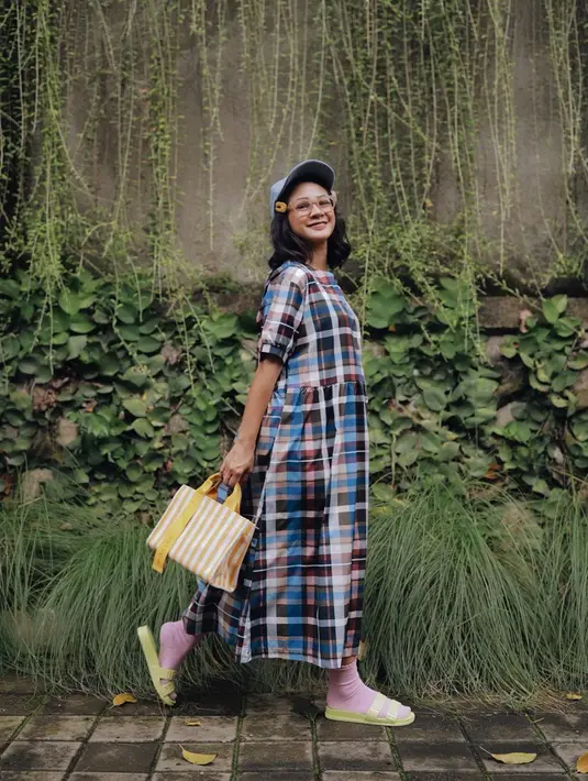 "Tapi mereka mau belajar jadi setiap ada kunjungan ke pemulung pasti bawa guru dan hiburan yang edukatif, jadi para pemulung ini ingin anak mereka bisa merdeka, tidak harus dirinya ini seperti orang tuanya, bebas menentukan pilihannya masing-masing," ujarnya. (Instagram/andienaisyah)