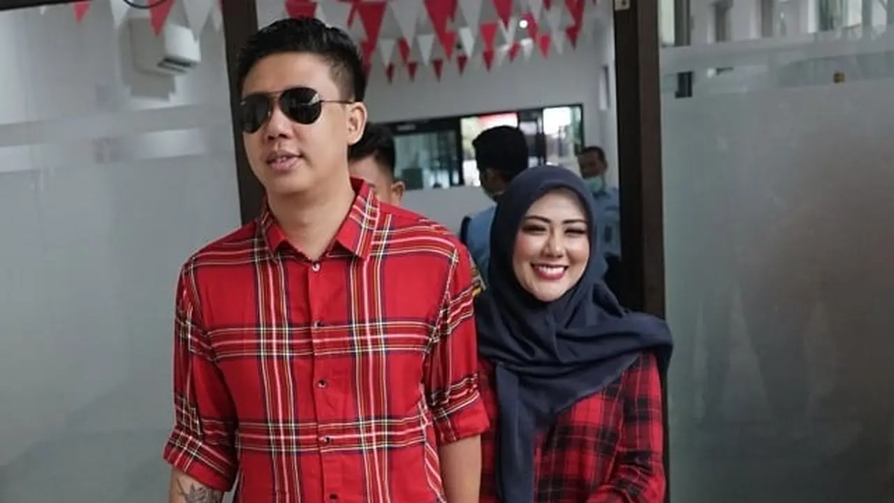 Resmi Cerai, Ini 7 Potret Kenangan Rey Utami dan Pablo Benua