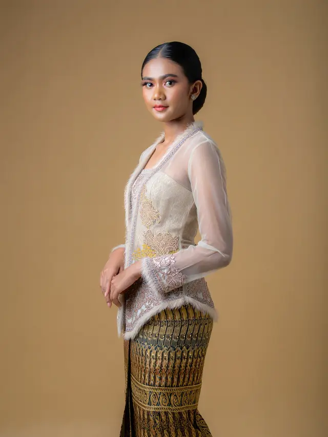Model Rok Songket Dipadukan dengan Kebaya Encim