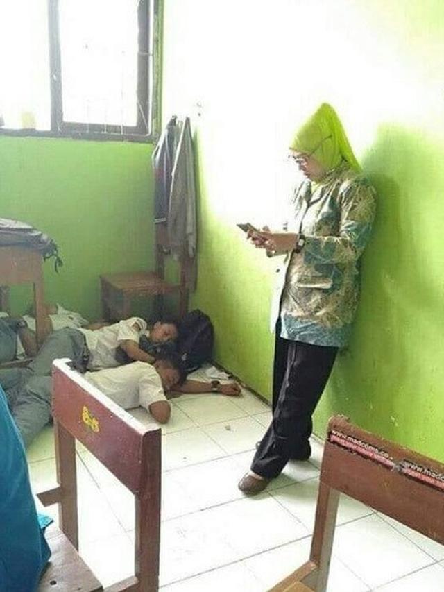 tidur di kelas (foto: brilio)