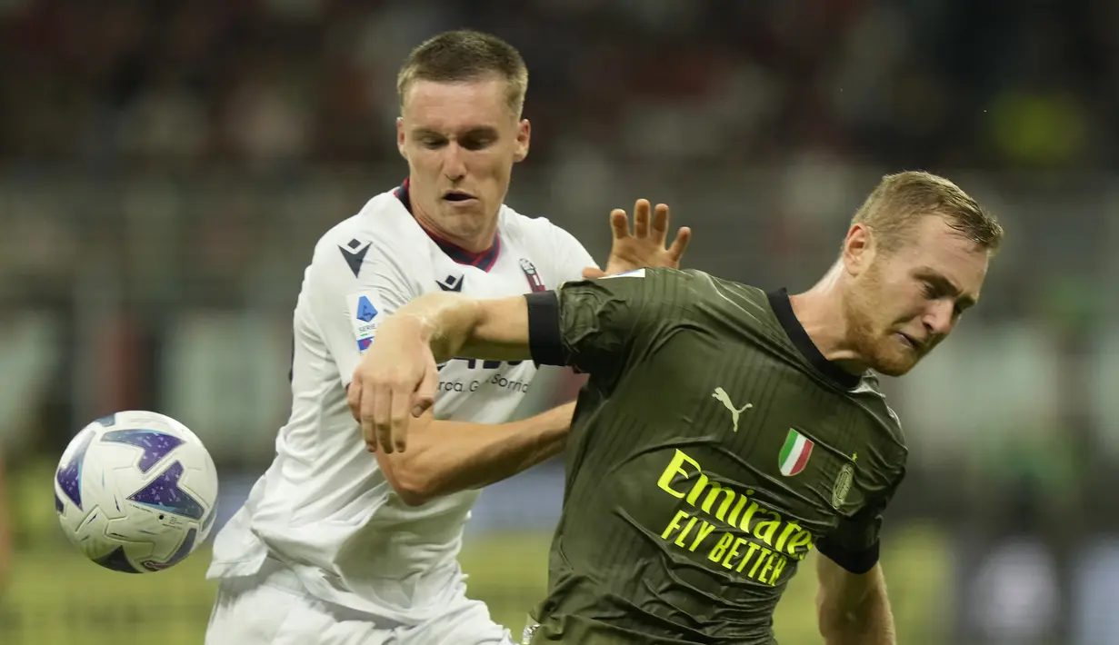 Gelandang Bologna Michel Aebischer berebut bola dengan gelandang AC Milan Tommaso Pobega dalam laga giornata ke-3 Liga Italia di San Siro, Minggu dini hari WIB (28/8/2022). LAC Milan sukses mengalahkan Bologna 2-0 dengan gol-gol kemenangan skuad asuhan Stefano Pioli dibukukan Rafael Leao dan Olivier Giroud. (AP Photo/Luca Bruno)