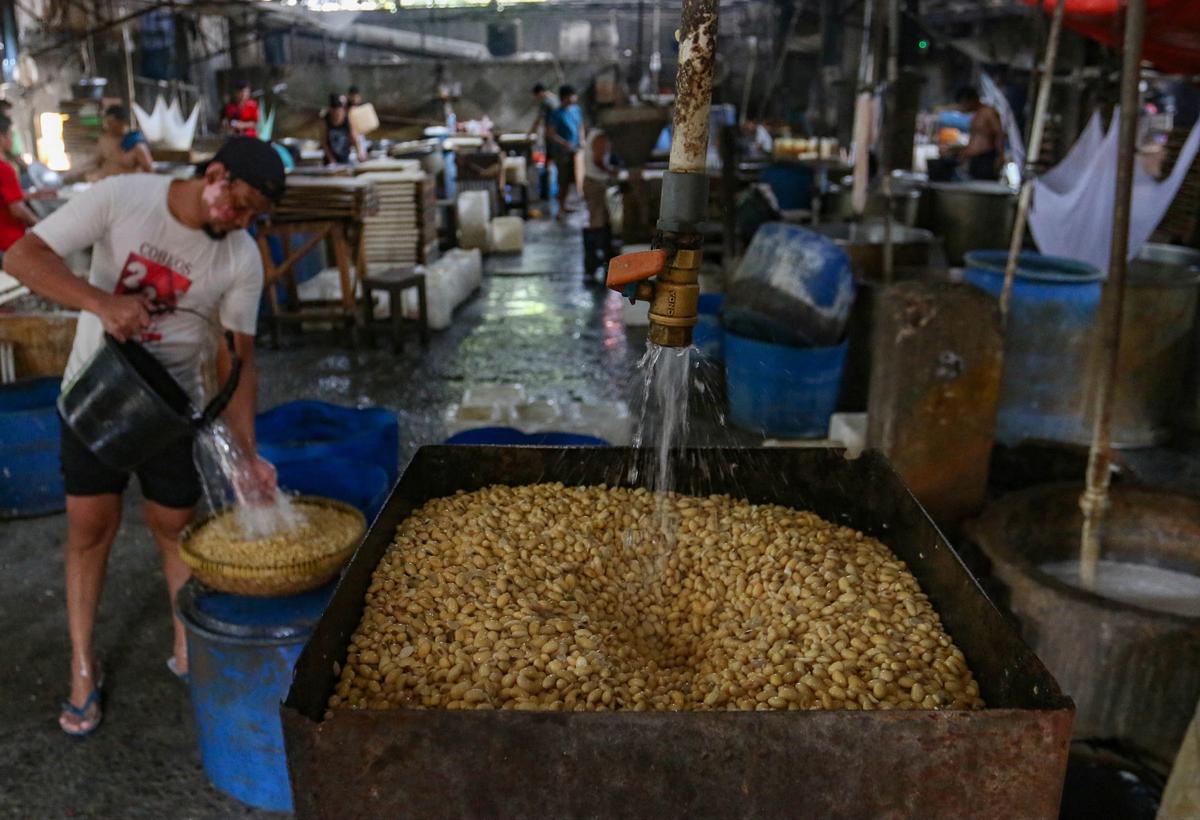 FOTO: Perajin Tahu Tertekan Kenaikan Harga Kedelai