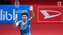 Ganda putri Indonesia, Apriyani Rahayu melambaikan tangan usai melawan Chae Yoo Jung/Hye Rin Kim pada perempat final Indonesia Masters 2018 di Istora Senayan, Jakarta, Jumat (26/1). Greysia/Apriyani unggul 21-16, 21-15. (Liputan6.com/Helmi Fithriansyah)