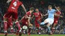 Gelandang Manchester City, Kevin De Bruyne, melepaskan tendangan ke gawang Bristol City pada leg pertama semifinal Piala Liga Inggris di Stadion Etihad, Selasa (9/1/2018). Manchester City menang 2-1 atas Bristol City. (AP/Dave Thompson)