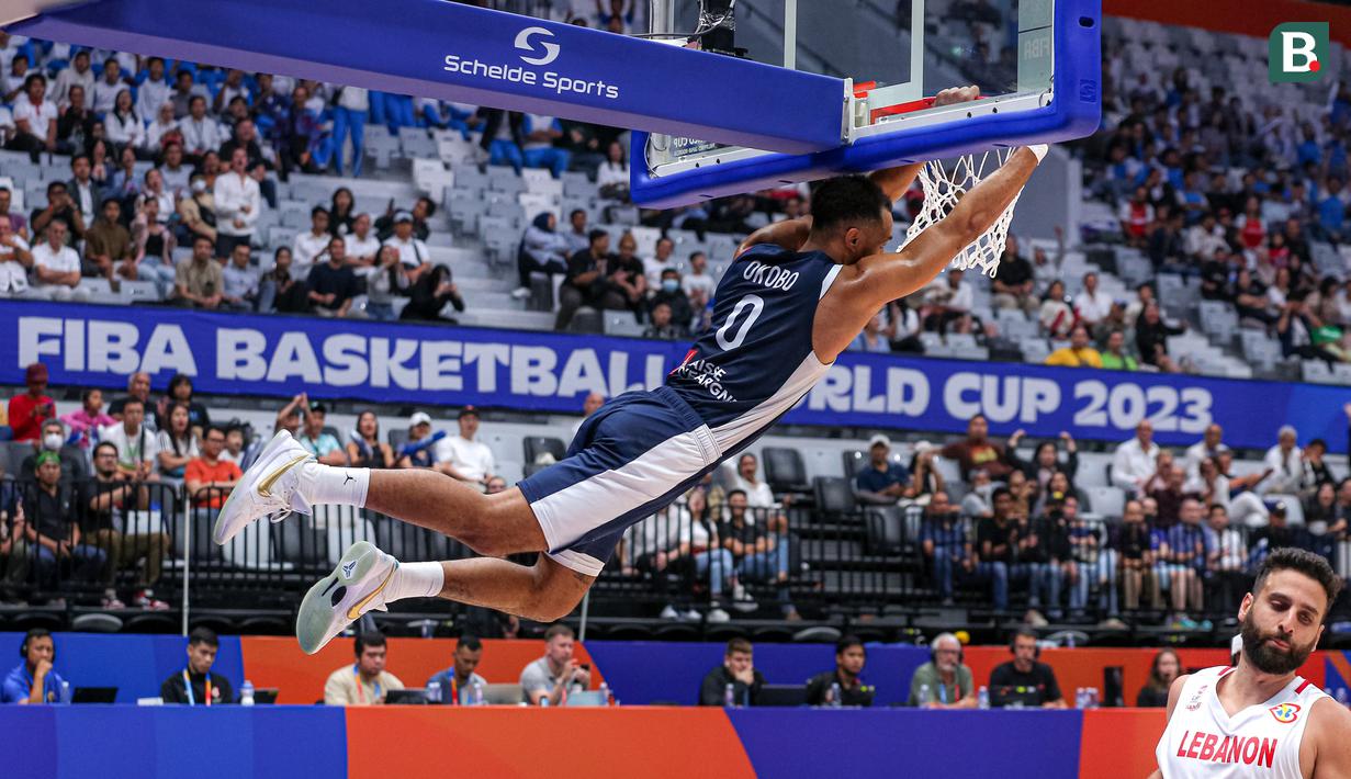 <p>Pebasket Prancis, Elie Okobo melakukan slam dunk pada laga Grup H Piala Dunia FIBA 2023 melawan Lebanon di Indonesia Arena, Senayan, Jakarta, Selasa (29/08/2023). (Bola.com/Bagaskara Lazuardi)</p>