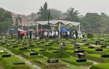 Suasana Pemakaman Suami Najwa Shihab di TPU Jeruk Purut, Diiringi Hujan Deras