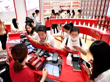 Orang-orang berbelanja di toko bebas pajak di Haikou, ibu kota Provinsi Hainan, China pada 10 November 2020. Penjualan toko bebas pajak offshore di provinsi pulau Hainan, melampaui angka 12 miliar yuan dari 1 Juli hingga 31 Oktober, atau naik 214,1 persen secara tahunan. (Xinhua/Guo Cheng)