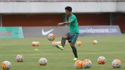 Aksi Irfan Bachdim saat melakukan jugling pada sesi latihan timnas Indonesia di Stadion Maguwoharjo, Sleman, Jumat (7/10/2016). (Bola.com/Nicklas Hanoatubun)