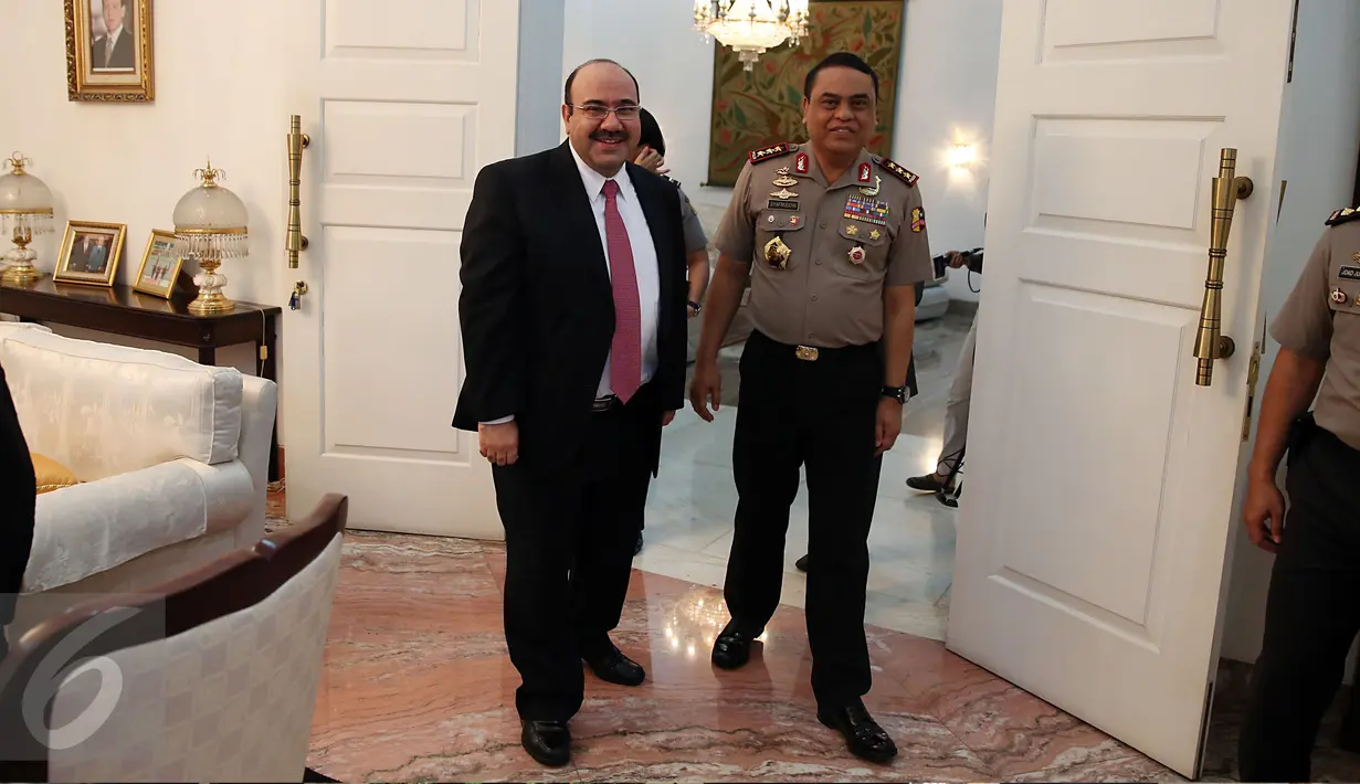 Wakapolri Komjen Syafruddin dan Dubes Yordania untuk RI, Walid Abdel Rahman Jaffal Al-Hadid usai pertemuan di Kedubes Yordania, Jakarta, Senin (28/11). Kedatangan Syafruddin guna meningkatkan kerjasama dalam bidang keamanan. (Liputan6.com/Johan Tallo)