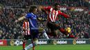 Pemain Chelsea, David Luiz, berusaha menghadang pemain Sunderland, Jermain Defoe, dalam laga pekan ke-16 Premier League 2016-2017 di Stadium of Lights, Rabu (14/12/2016) waktu setempat. (Action Images via Reuters/Lee Smith)