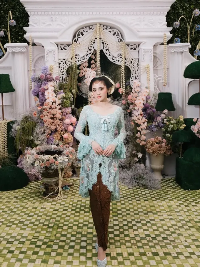 Bak Putri Bridgerton, Kebaya Siraman Syifa Hadju Hadirkan Detail Pita Manis yang Elegan