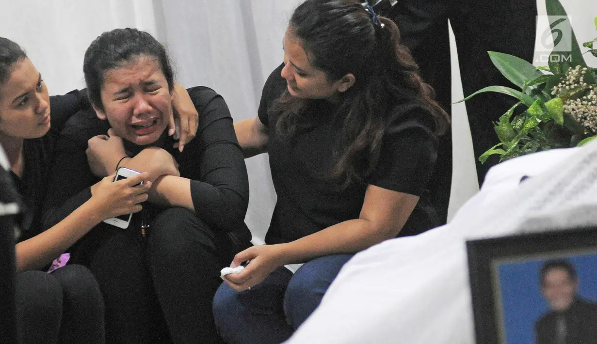 Putri Advent Bangun menangis di dekat jenazah Advent Bangun di rumah duka kawasan Jagakarsa, Jakarta, Sabtu (10/2). Artis senior Advent Bangun meninggal dunia di usia 65 tahun karena menderita diabetes dan komplikasi ginjal. (Liputan6.com/Herman Zakharia)