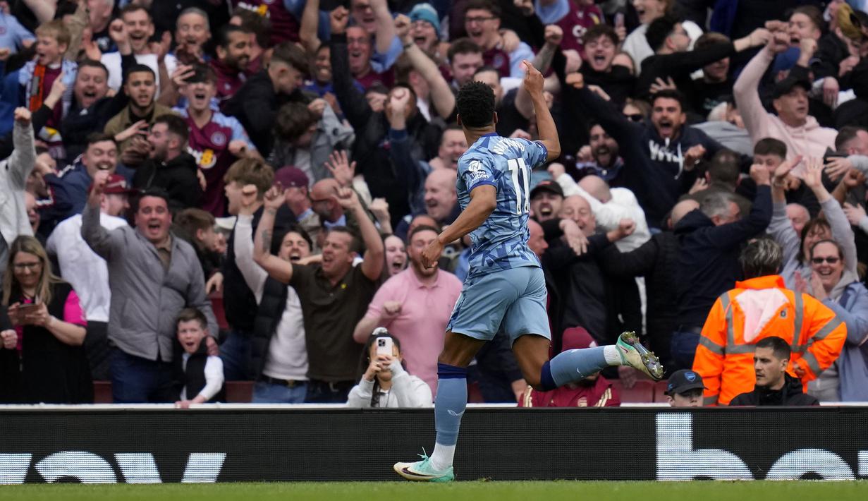 Selebrasi striker Aston Villa, Ollie Watkins setelah mencetak gol kedua timnya ke gawang Arsenal pada laga pekan ke-33 Premier League 2023/2024 di Emirates Stadium, London, Minggu (14/4/2024). (AP Photo/Kirsty Wigglesworth)