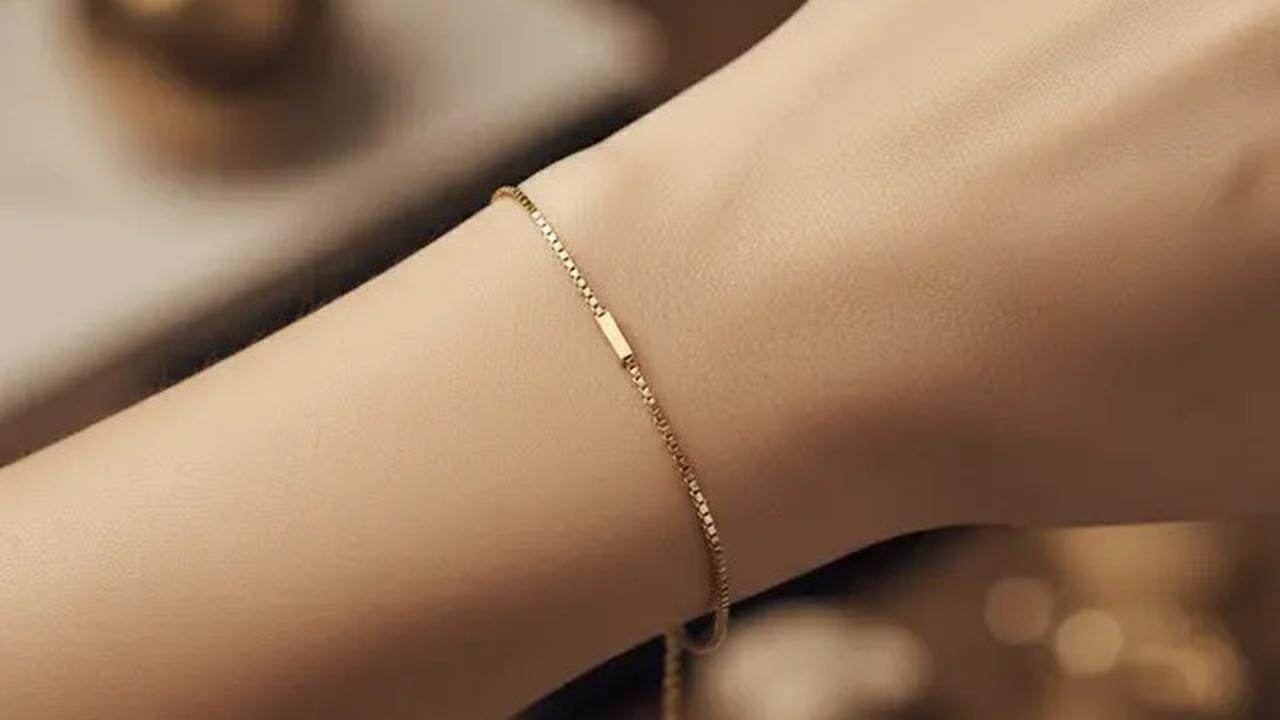 7 Gelang Emas 18K Kecil Bergaya Modern Vintage yang Lagi Tren di 2025
