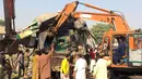 Tim penyelamat mengevakuasi bangkai kereta dengan alat berat setelah terjadi kecelakaan di Karachi, Pakistan, Kamis (3/11). Menurut pejabat rumah sakit setempat, sedikitnya 20 orang tewas, dan 45 orang cedera. (Reuters/Akhtar Soomro)