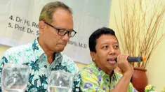 Ketum Partai Persatuan Pembangunan (PPP) Hasil Muktamar Surabaya, Romahurmuziy (kanan) didampingi Sekjen PPP Aunur Rofiq menyampaikan paparan Refleksi Akhir Tahun PPP di Jakarta, Selasa (29/12). (Liputan6.com/Helmi Afandi)