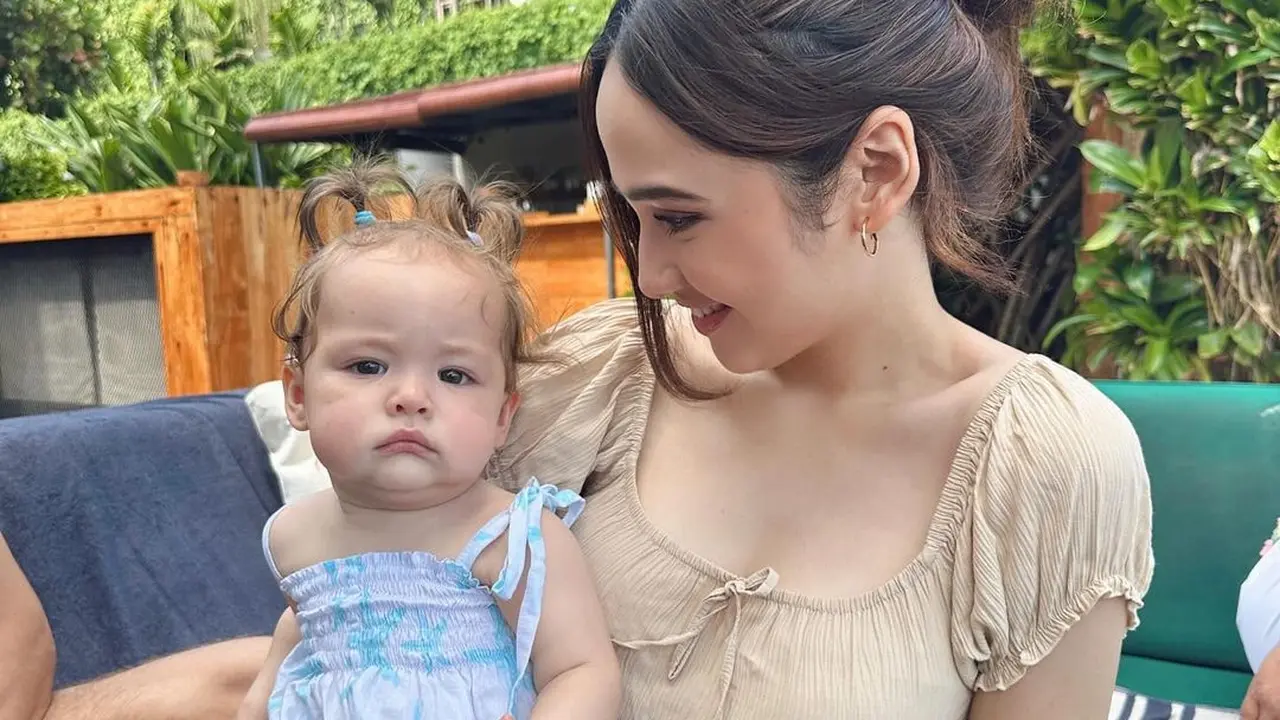 Potret Syifa Hadju pangku Baby Kamari anak bule Jennifer Coppen (Sumber: Instagram/@syifahadju)