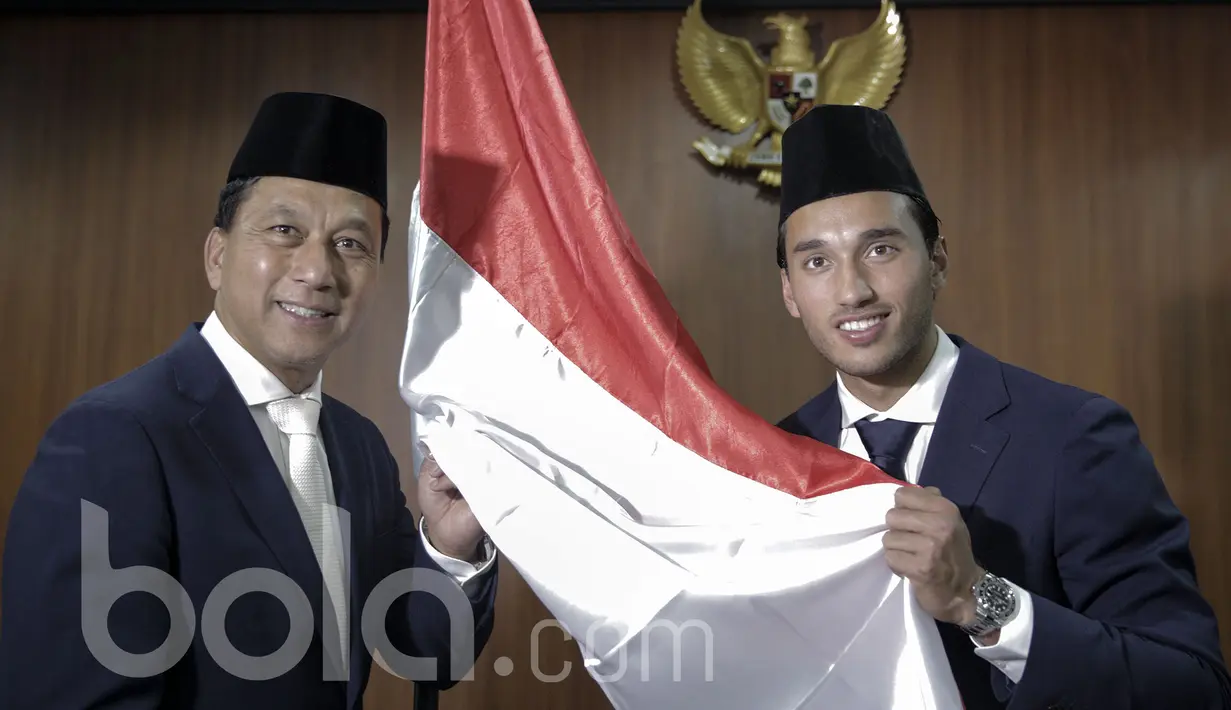 Ezra Walian pesepak bola naturalisasi asal Belanda resmi menjadi Warga Negara Indonesia pada Kamis (18/5/2017) di Kanwil Menhukham, Jakarta. (Bola.com/Peksi Cahyo)