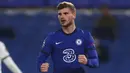 Penyerang Chelsea, Timo Werner, merayakan gol yang dicetaknya ke gawang Rennes pada laga lanjutan Liga Champions 2020/2021 di Stadion Stamford Bridge, Kamis (5/11/2020) dini hari WIB. Chelsea menang 3-0 atas Rennes. (Clive Rose/Pool via AP)