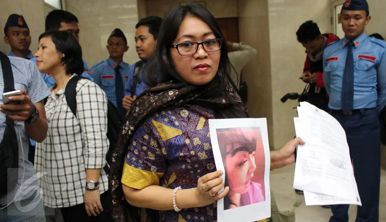 Direktur LBH APIK Ratna Bantara Mukti menunjukan bukti dan surat laporan kepada Mahkamah Kehormatan Dewan (MKD) DPR, Jakarta, (2/2). LBH APIK meminta MKD memberi sanksi setimpal ke Masinton. Meski ada dua versi cerita berbeda. (Liputan6.com/JohanTallo)