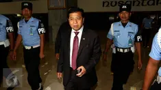 Ketua DPR Setya Novanto keluar dari gedung DPR, Jakarta, Selasa (17/11/2015). Sebelumnya Setya dilaporkan ke Majelis Kehormatan Dewan (MKD) oleh Menteri ESDM karena diduga mencatut nama Presiden terkait kontrak Freeport. (Liputan6.com/JohanTallo)