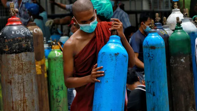 Kasus COVID-19 Melonjak, Warga Myanmar Antre Isi Ulang Oksigen