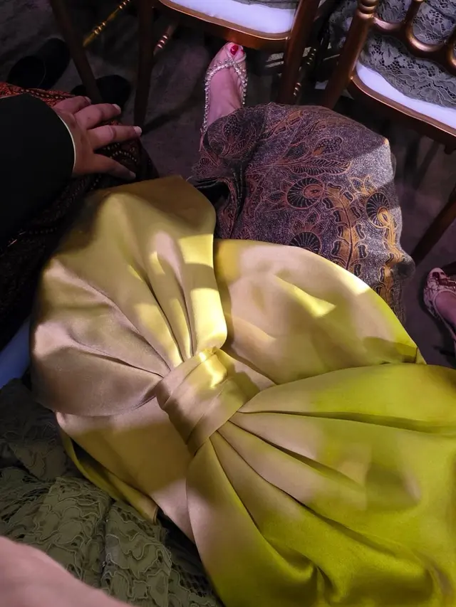 Wulan Guritno saat Jadi Bridesmaid pakai batik. [@wulanguritno]