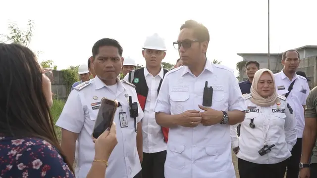 Lurah Paya Pasir (Kanan) saat Dampingi Wali Kota Medan