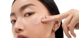 Rutinitas skincare sebelum menghadiri acara outdoor membantu menjaga kulit tetap terlindungi dari paparan sinar matahari dan polusi. (Foto/Dok: YSL Beauty Indonesia)
