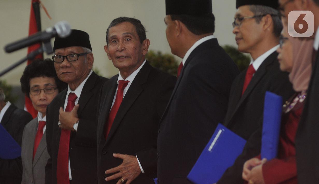 Ketua Dewan Pengawas KPK Tumpak Hatorangan Panggabean (tengah) saat pisah sambut usai pelantikan di Gedung KPK, Jakarta, Jumat (20/12/2019). Acara ini dihadiri pimpindan dan Dewan Pengawas KPK. (merdeka.com/Dwi Narwoko)