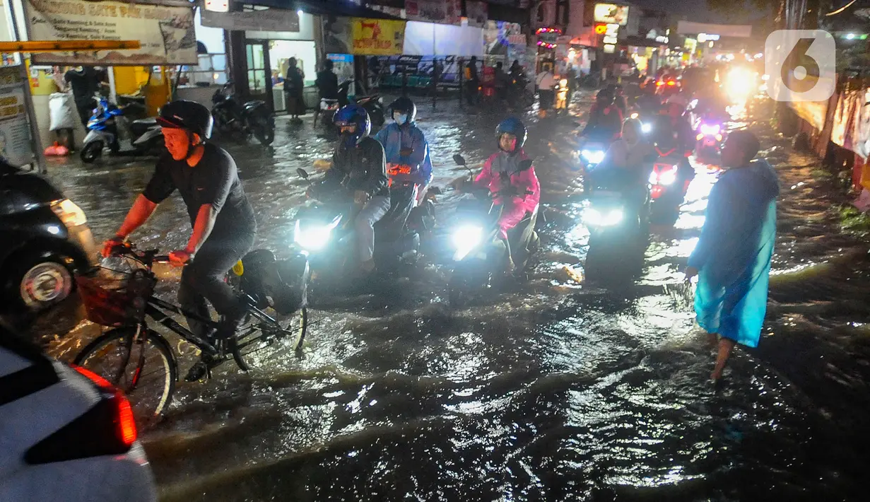 Genangan terjadi akibat buruknya sistem penyaluran air di kawasan tersebut. (merdeka.com/Arie Basuki)