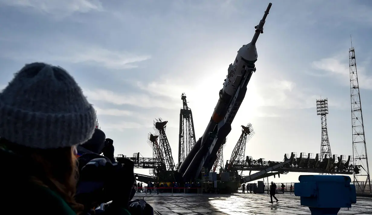 Sejumlah warga melihat pesawat ruang angkasa Soyuz MS-08 di Kosmodrome Baikonur, Kazakhstan, (19/3). Peluncuran nanti disiarkan langsung dari TV NASA Mulai pukul 12.45 ET. (AFP Photo/Vyacheslav Oseledko)