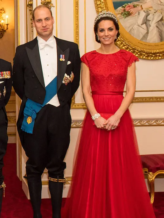 Tampilan Kate dengan Tiara berlapis berlian itu berhasil mencuri perhatian. Kabarnya itu bukan kali pertama Kate mengenakan Tiara tersebut dan mampu mencuri perhatian masyarakat. (doc.dailymail.com)