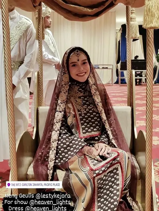 Gayanya disempurnakan dengan pulasan makeup glam yang flawless.  (Instagram/heavenlight).