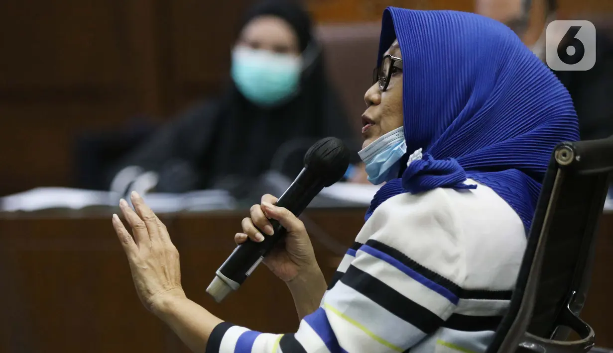 Mantan kuasa hukum Djoko S Tjandra, Anita Kolopaking saat menjadi saksi pada sidang lanjutan dugaan suap dan tindak pidana pencucian uang terkait kepengurusan fatwa MA dengan terdakwa Pinangki Sirna Malasari di Pengadilan Tipikor, Jakarta, Rabu (25/11/2020). (Liputan6.com/Helmi Fithriansyah)