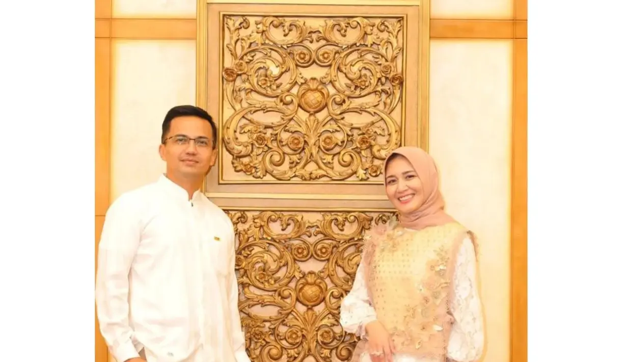 Foto ini diunggah Sahrul Gunawan saat mengucapkan selamat Ramadan 2023. Kembali tampil serasi dengan perpaduan putih dan khakhi. [Foto: Instagram @sahrulgunawanofficial]