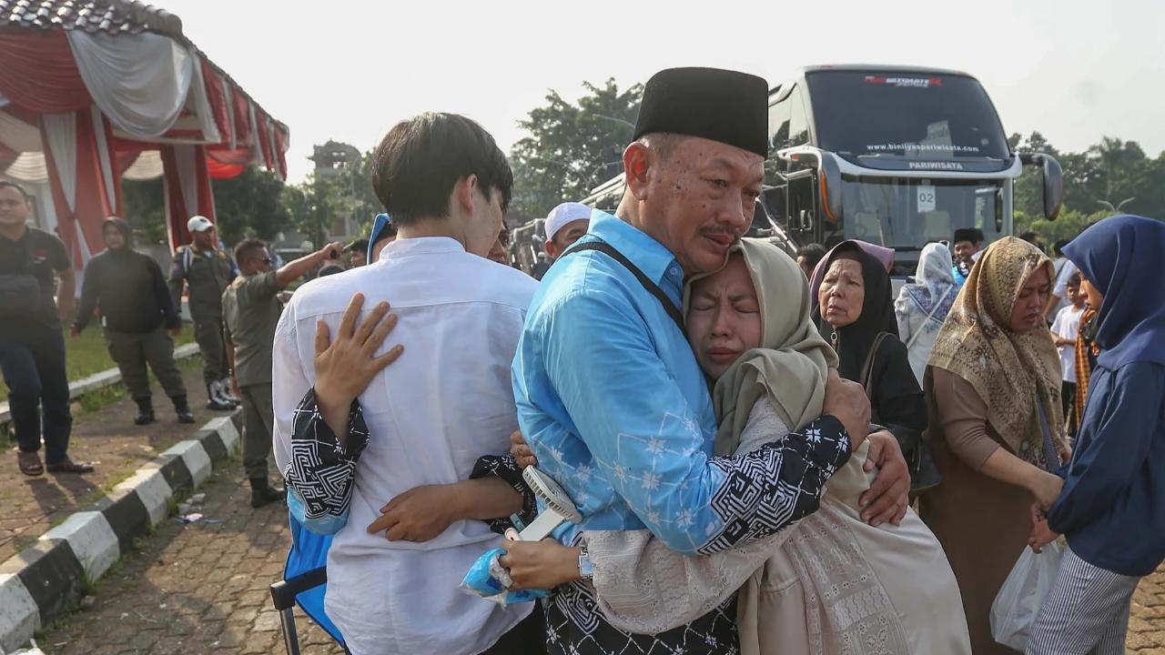 FOTO: Peluk Perpisahan Iringi Keberangkatan Jemaah Haji Bogor