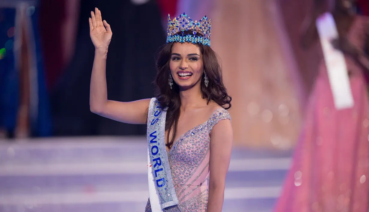 Miss India, Manushi Chhillar melambaikan tangan usai disematkan mahkota Miss World 2017 dalam ajang kontes Miss World ke-67 di Sanya, Tiongkok, Sabtu (18/11). India menyudahi penantian 17 tahun untuk merebut mahkota Miss World. (NICOLAS ASFOURI/AFP)