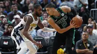 Forward Boston Celtics Jayson Tatum (kanan) dijaga guard Denver Nuggets Will Barton pada lanjutan NBA 2017-2018 di Pepsi Center, Senin (29/1/2018) atau Selasa (30/1/2018). (AP Photo/David Zalubowski)