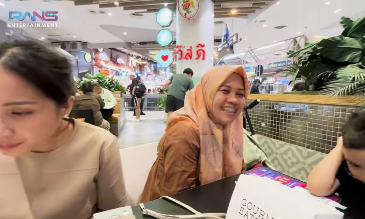 Temani Nagita Slavina Makan, Potret Cantik Sus Rini Manglingi Bikin Salfok saat di Bangkok - Dapat Banyak Pujian