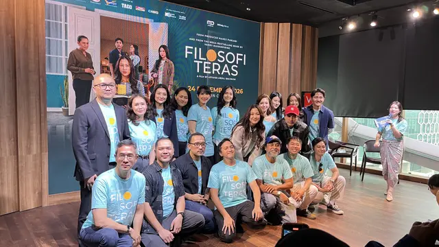 Penulis, pengisi soundtrack, sutradara, jajaran cast dalam konferensi pers official poster & soundtrack film Filosofi Teras di kawasan Jakarta pada, (27/10/2026). (Liputan6.com/Afradhiya N. R)