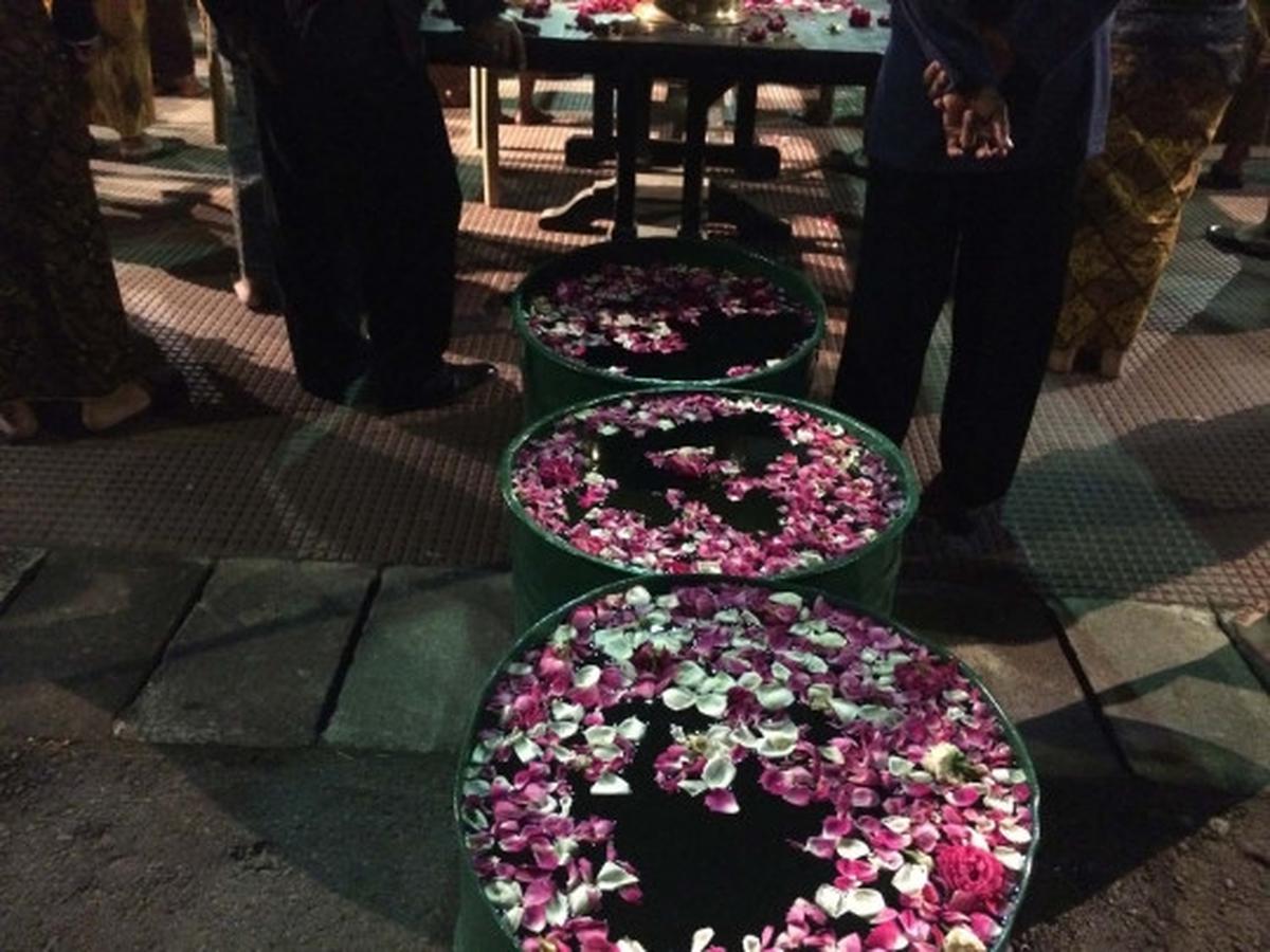 Menyaksikan kirab 1 Suro di Istana Mangkunegaran