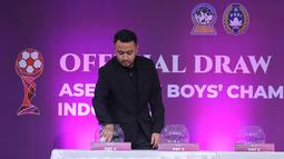 Exco PSSI, Muhammad melakukan pengundian dalam acara drawing Piala AFF U-17 2026 yang berlangsung di SCTV Tower Lt 8, Senayan, Jakarta pada Jumat (06/03/2026). Timnas Indonesia U-17 tergabung ke dalam Grup A bersama Vietnam, Malaysia, dan Timor Leste. (Bola.com/Bagaskara Lazuardi)