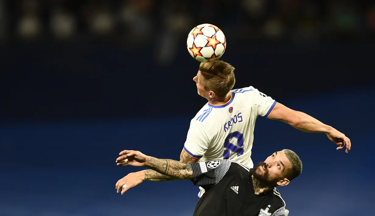 Gelandang Real Madrid, Toni Kroos berebut bola udara dengan pemain Sheriff, Dimitris Kolovos pada pertandingan grup D Liga Champions di stadion Bernabeu di Madrid, Spanyol, Rabu (29/9/2021). Dengan hasil ini, Sheriff berada di puncak klasemen dengan 6 poin. (AP Photo/Jose Breton)