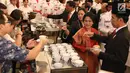 Barista menyajikan kopi lokal untuk Presiden Joko Widodo (Jokowi) dan Ibu Negara, Iriana Joko Widodo di ruang belakang Istana Negara, Jakarta, Selasa (15/8). Jokowi menyempatkan diri minum kopi bersama jajaran menterinya. (Liputan6.com/Angga Yuniar)