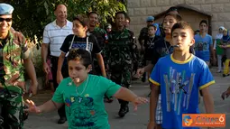 Citizen6, Lebanon: Personel Satuan tugas Batalyon Mekanis TNI Kontingen Garuda XXIII-F/UNIFIL menggelar kegiatan permainan edukasi, bersama anak-anak di daerah Bani Hayan, Lebanon Selatan, Selasa (28/8). (Pengirim: Badarudin Bakri).