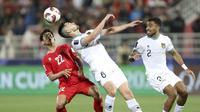 Bek Timnas Indonesia, Sandy Walsh menjauhkan bola dari jangkauan penyerang Vietnam dalam laga Piala Asia 2023, Jumat (19/1/2024) di Abdullan bin Khalifa Stadium, Qatar. (AP Photo/Hussein Sayed)