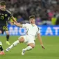 Gelandang Skotlandia Jack Hendry berduel dengan pemain Skotlandia Kerkez pada laga terakhir grup A Euro 2024 yang berlangsung di Stuttgart Arena (AP)