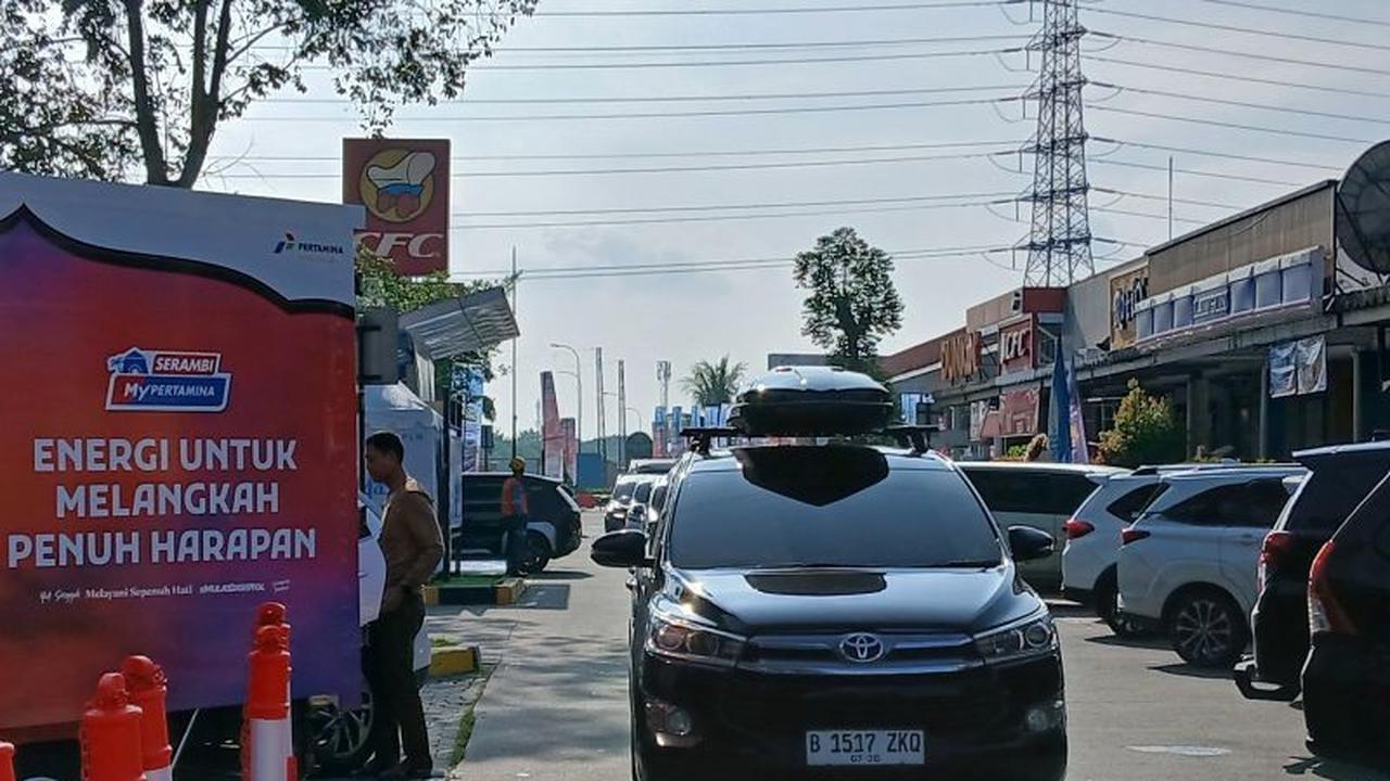 Volume Kendaraan Mudik Lebaran 2026 di Rest Area KM 43 Jakarta-Merak Mulai Ramai