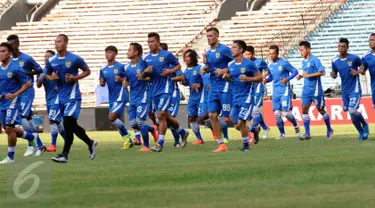 Sejumlah pemain Persib berlari saat latihan jelang laga final Turnamen Piala Bhayangkara 2016 di Stadion GBK Jakarta, Sabtu (2/4/2016). Laga final Piala Bhayangkara 2016 mempertemukan Persib Bandung dan Arema Cronus. (Liputan6.com/Helmi Fithriansyah)